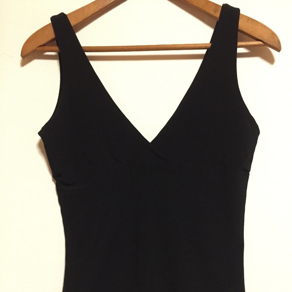 💥Black V-neck Tank💥
